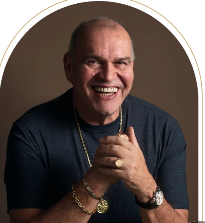 Retrato de Joel Aleixo sorrindo